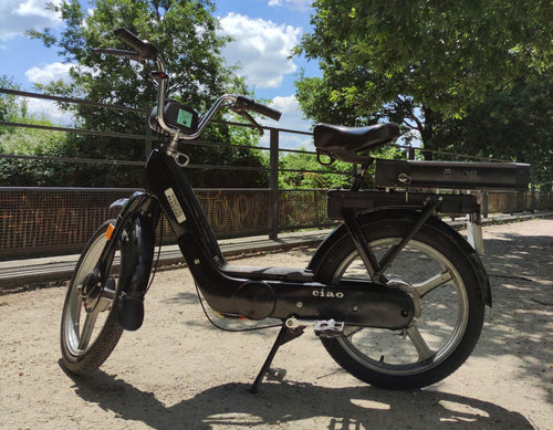 Dettaglio di un Piaggio Ciao elettrificato con sistema NOIL. Foto del fornitore.